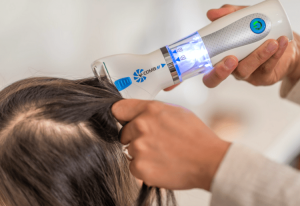 Using the Licetec V-Comb A1 treatment on hair.