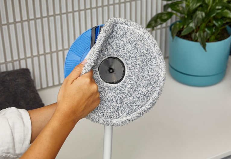 Oates Spin & Clean Microfibre Mop Pad Refill being removed.