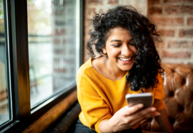 Smiling woman on her smartphone.